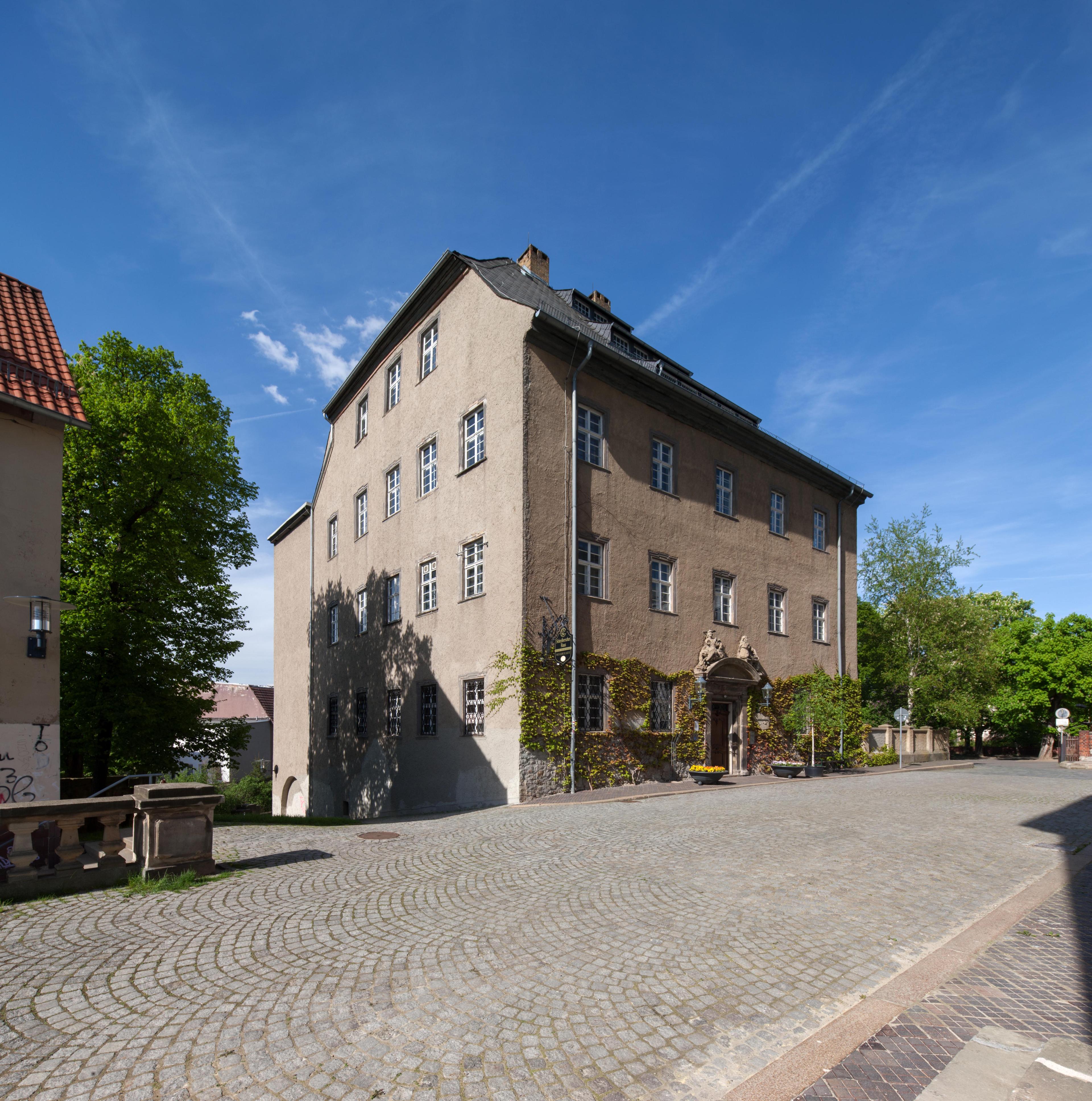 Das Schreibersche Haus, in dem sich das Museum für Naturkunde Gera befindet, von außen mit Haupteingang. © ARTwork-stewe