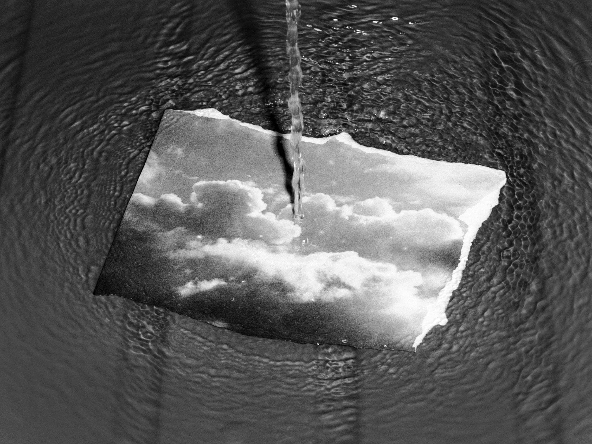 Foto eines Fotos mit Wolken, dass in einer Wasserlache liegt. © Martin Ruckert