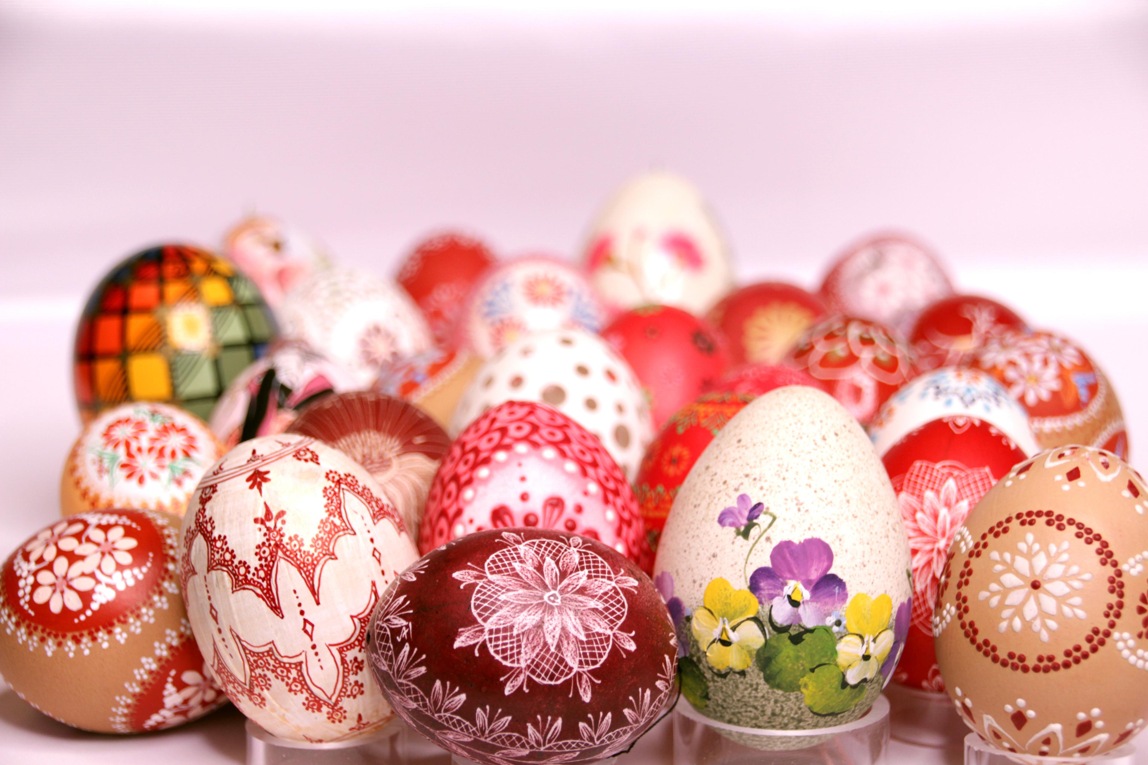 verschieden farbig gestaltete Ostereier