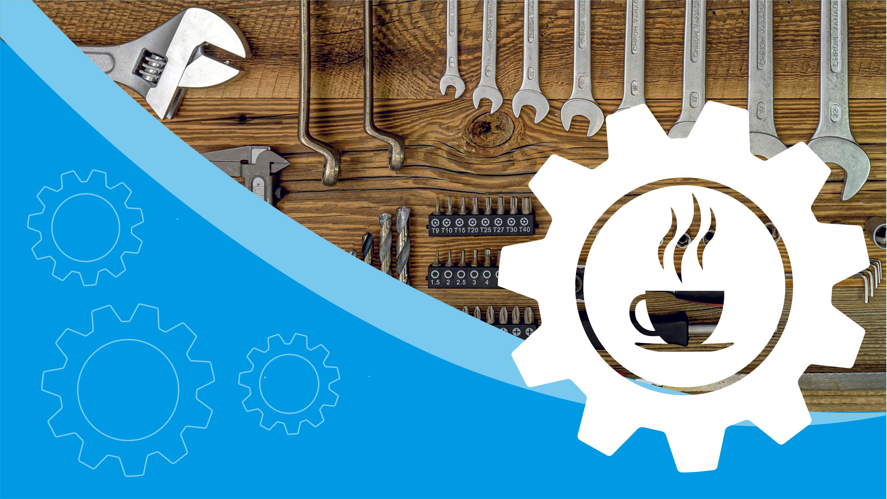 dampfende Kaffeetasse und verschiedene Werkzeuge sind auf einer Holzplatte zu sehen