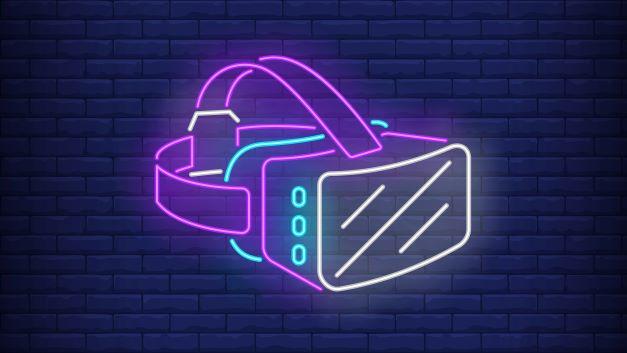 VR-Brille in Neonfarben vor einer blauen Backsteinwand