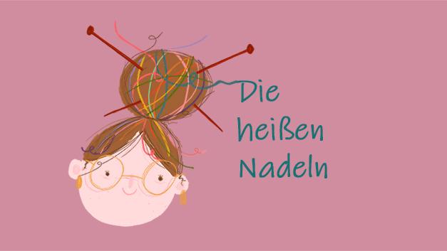 Dame mit Brille und Stricknadeln im Dutt, sie hat verschiedenfarbige Fäden im Haar