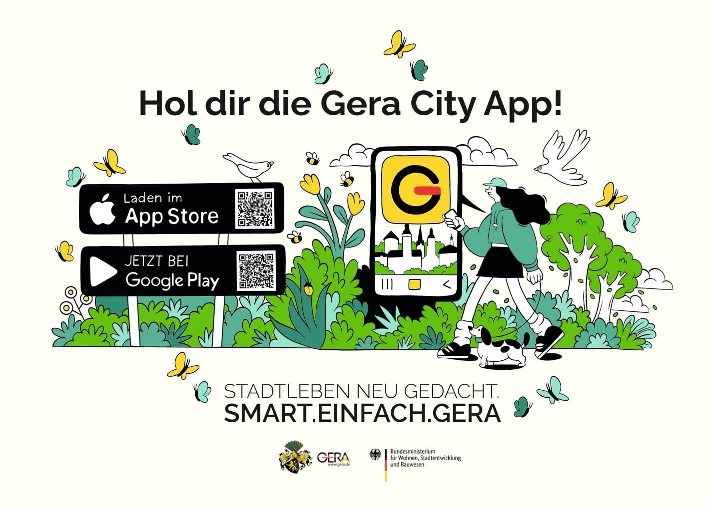 Eine weiblich gelesene Person läuft mit einen kleinen Hund an der Leine mit einem Handy in der Hand. Linke Seite ein Werbeschild mit QR-Codes für die Gera City App