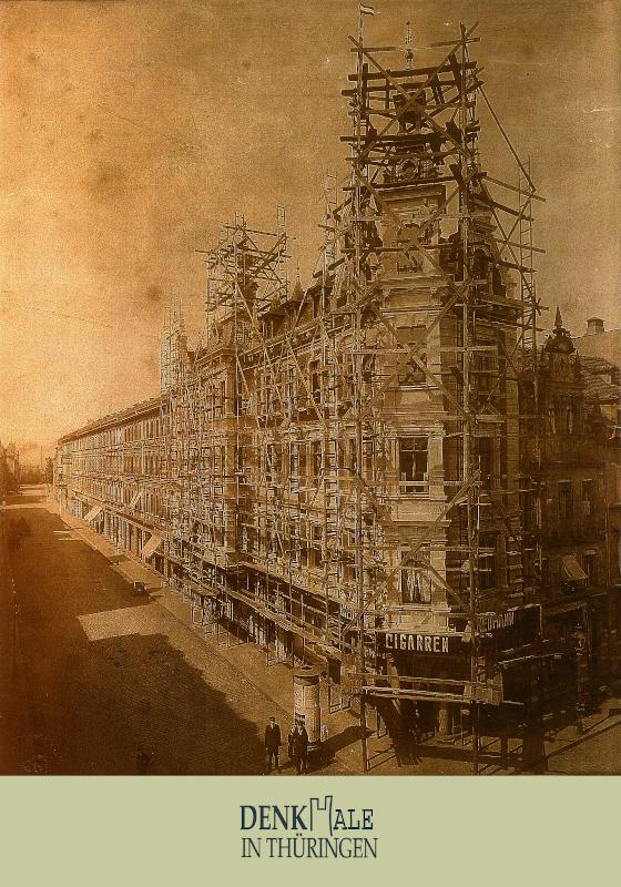 Rückseite der Publikation mit einer historischen Aufnahme eines im Bau befindlichen Eckgebäudes der Humboldtstraße