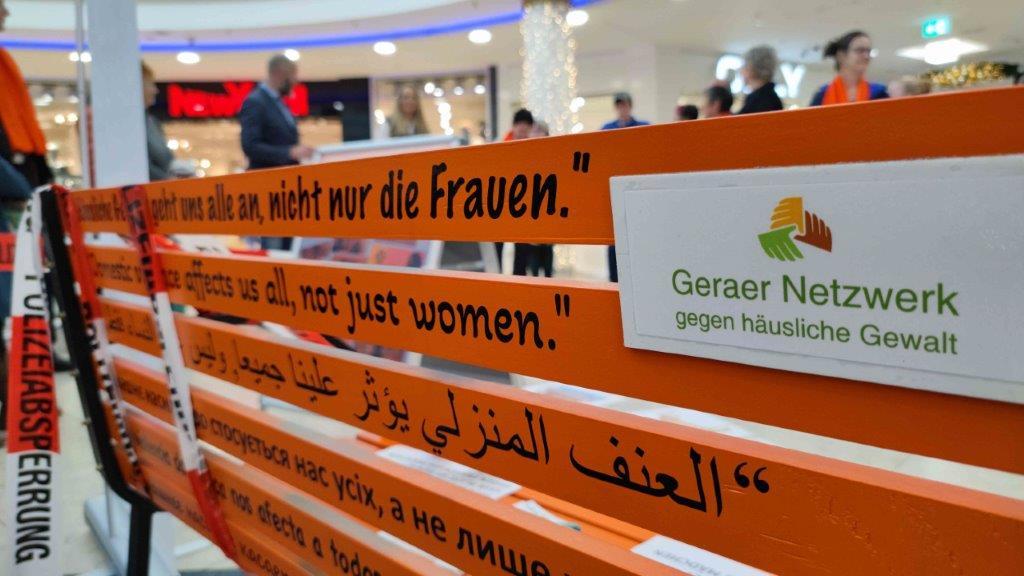 Orangene Bank mit Schriftzügen in verschiedenen Sprachen. © Pl Gera