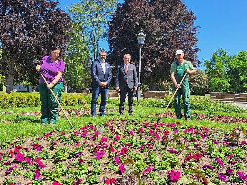 Oberbürgermeister Vonarb mit zwei Gärtnern und einem Kollegen