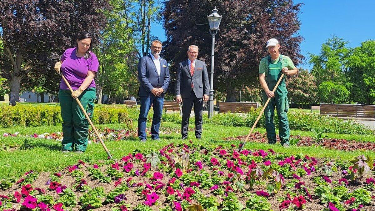 Oberbürgermeister Vonarb mit zwei Gärtnern und einem Kollegen.