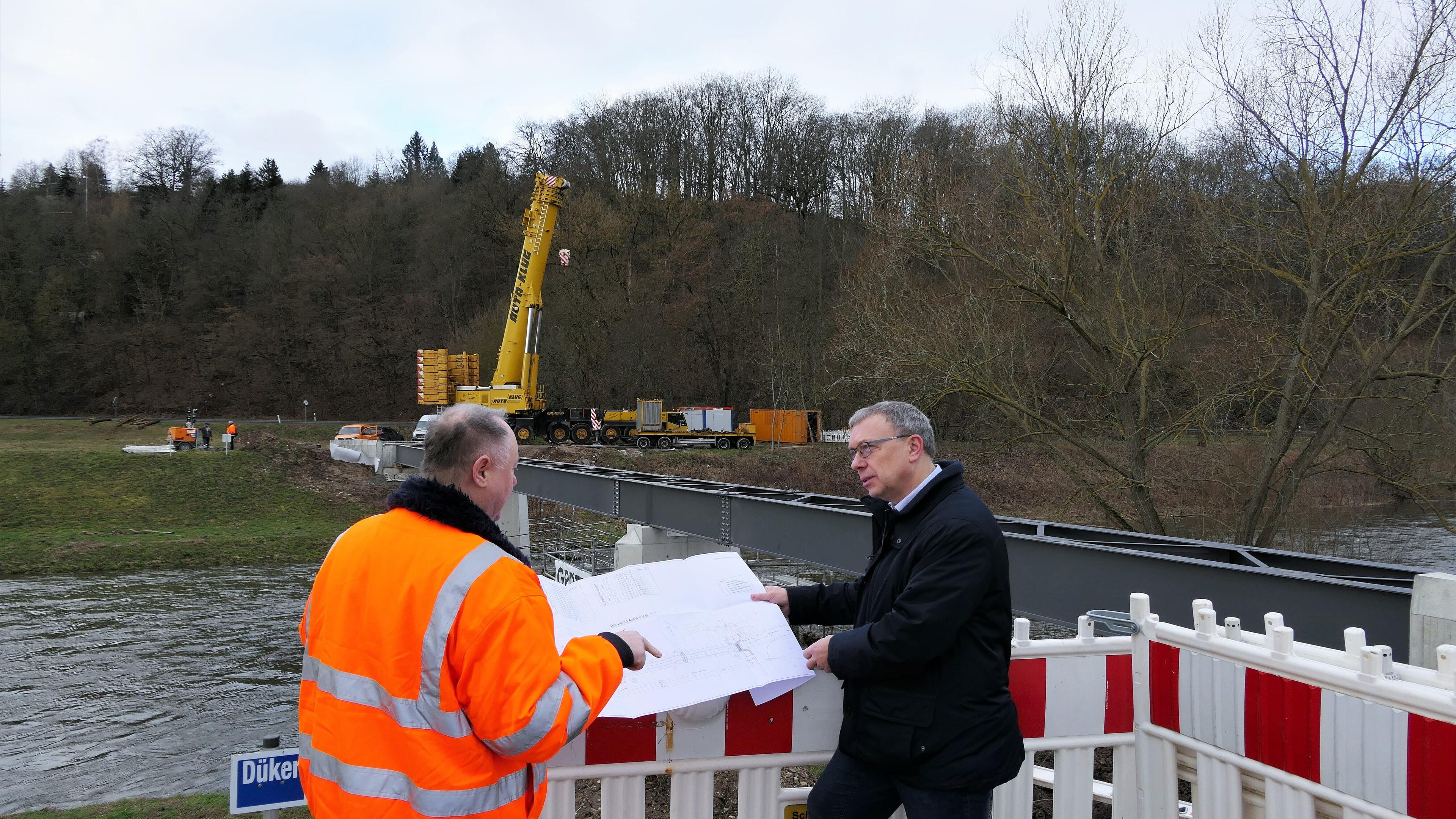 Baudezernent Michael Sonntag (rechts) machte sich vor Ort selbst ein Bild über die Fortschritte. © Stadt Gera