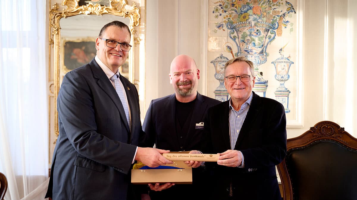 Oberbürgermeister Kurt Dannenberg übergibt einen symbolischen Holzstab an Bambergs Oberbürgermeister Andreas Starke.. © Stadt Bamberg / Sonja Seufferth