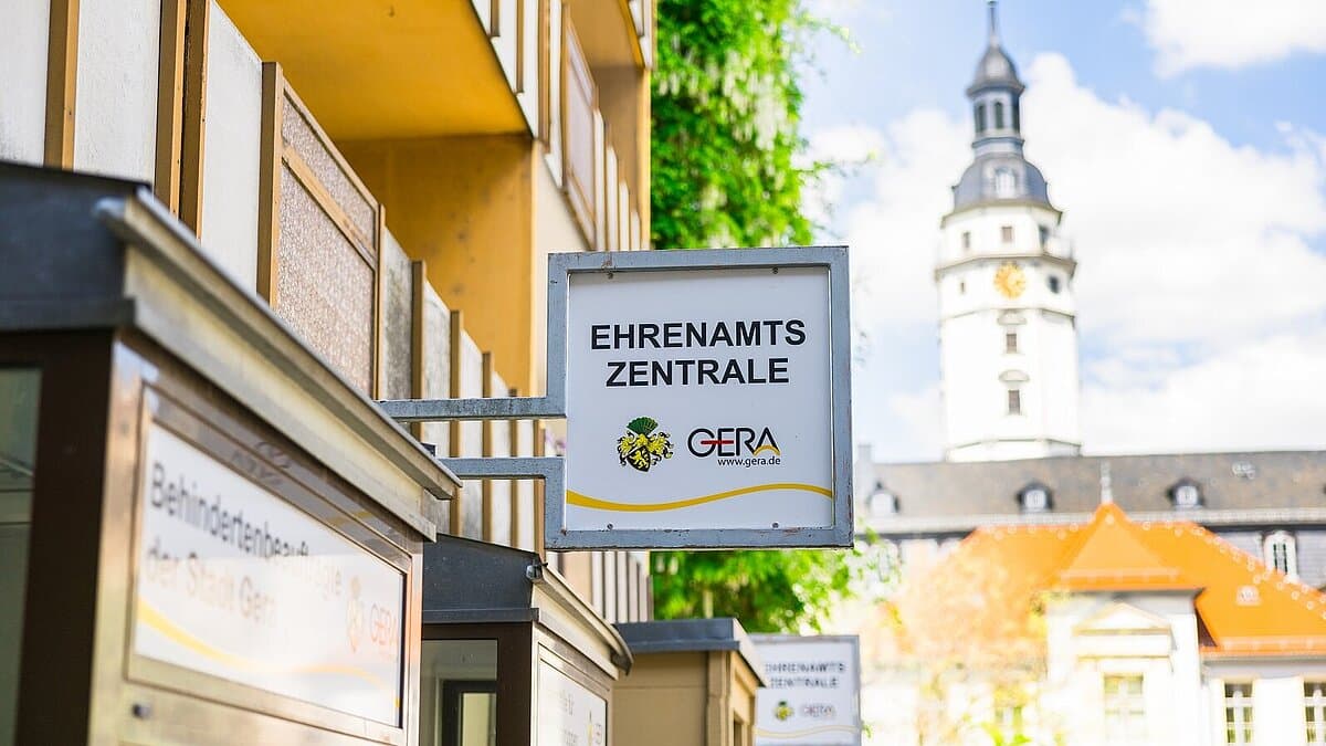 Foto der Außenansicht der Ehrenamtszentrale mit Blick zum Rathaus.. © Stadt Gera