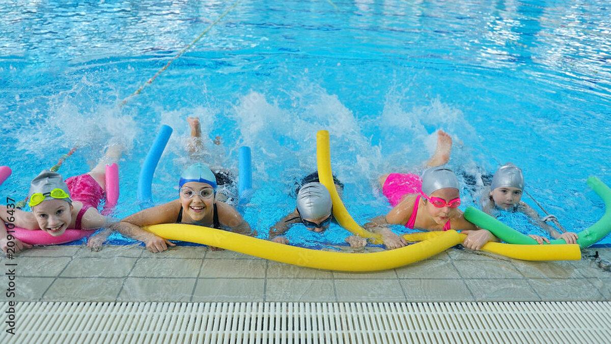 Kinder beim Schwimmunterricht im Becken. © blicsejo - stock.adobe.com