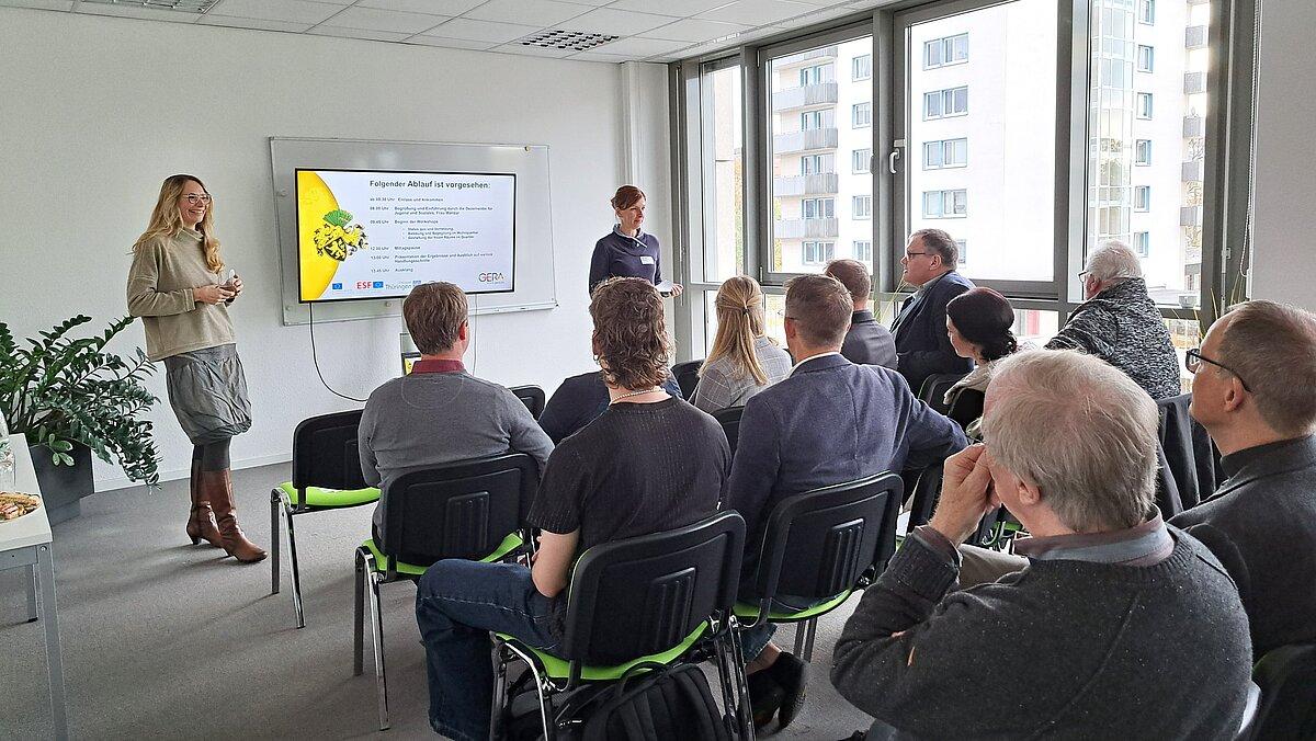 Ein Konferenzraum mit Moderationswand und Publikum. © Stadt Gera