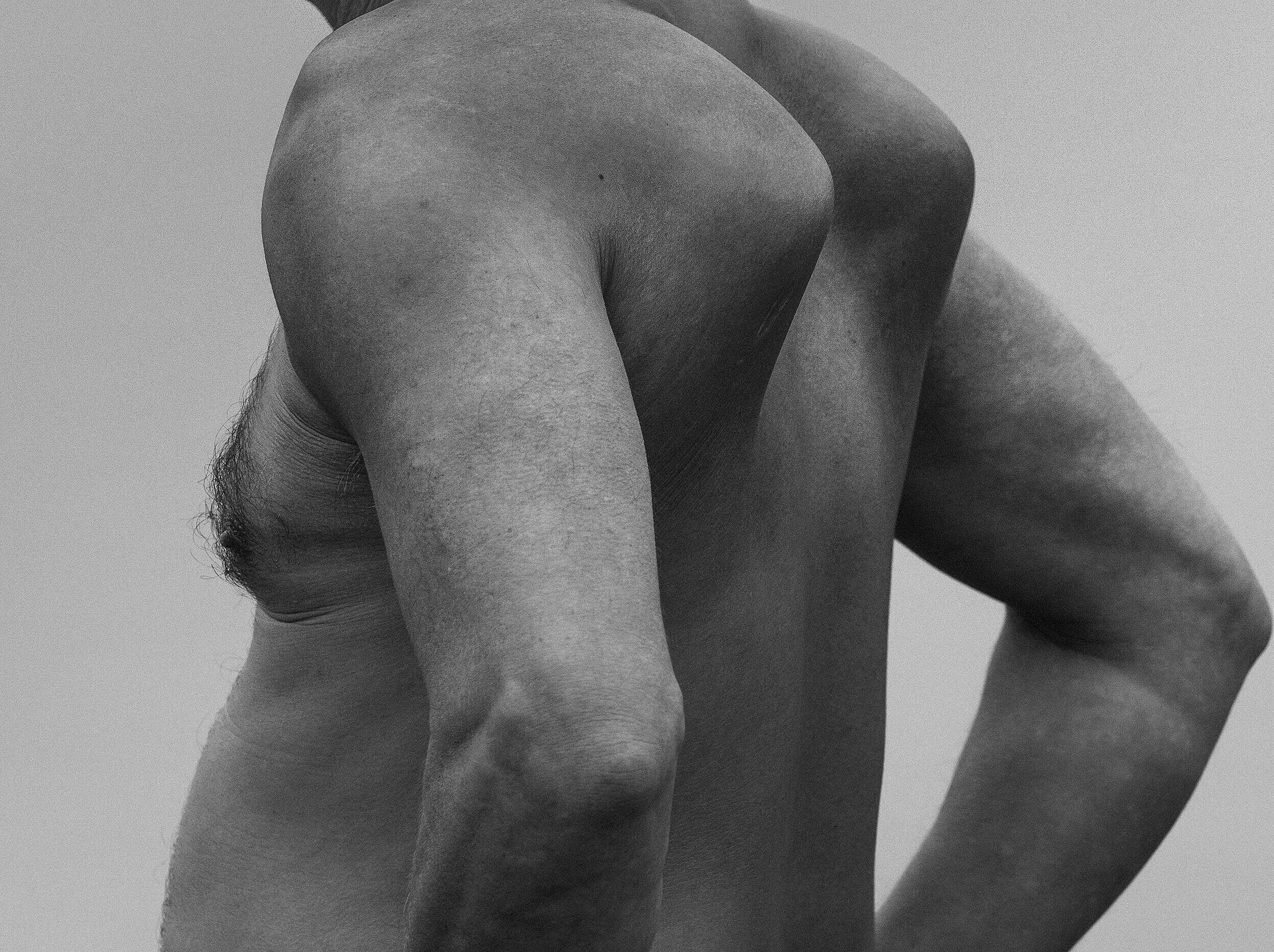 Schwarzweißfotografie von Tobias Kruse auf welcher der Rücken eines Mannes mit Spitzen Schulterblättern zu sehen ist.. © Tobias Kruse