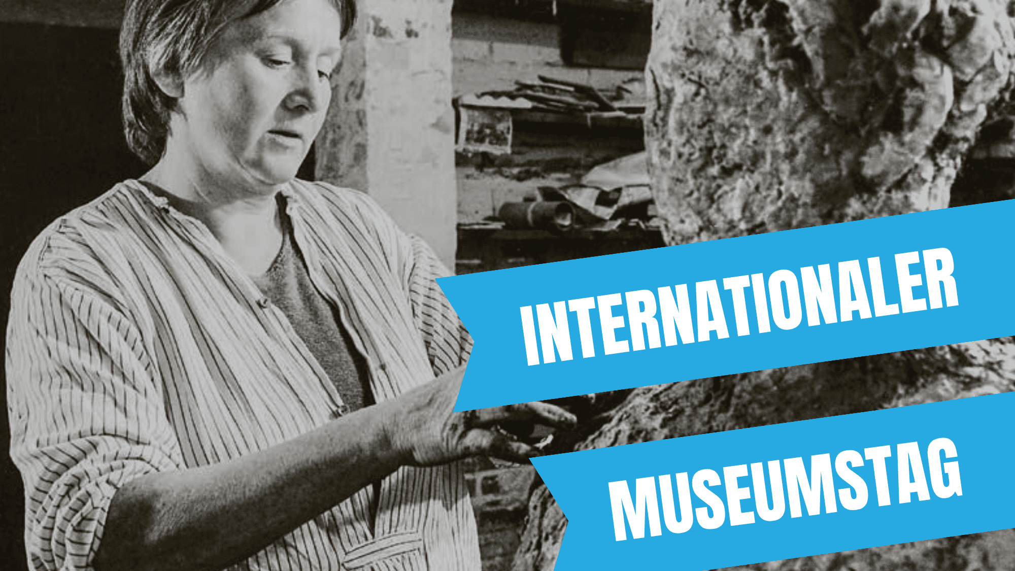 Gertraud Möhwald bei der Arbeit an der „Halbfigur einer jungen Frau“, Halle (Saale) 1986.. © E. Goldberg