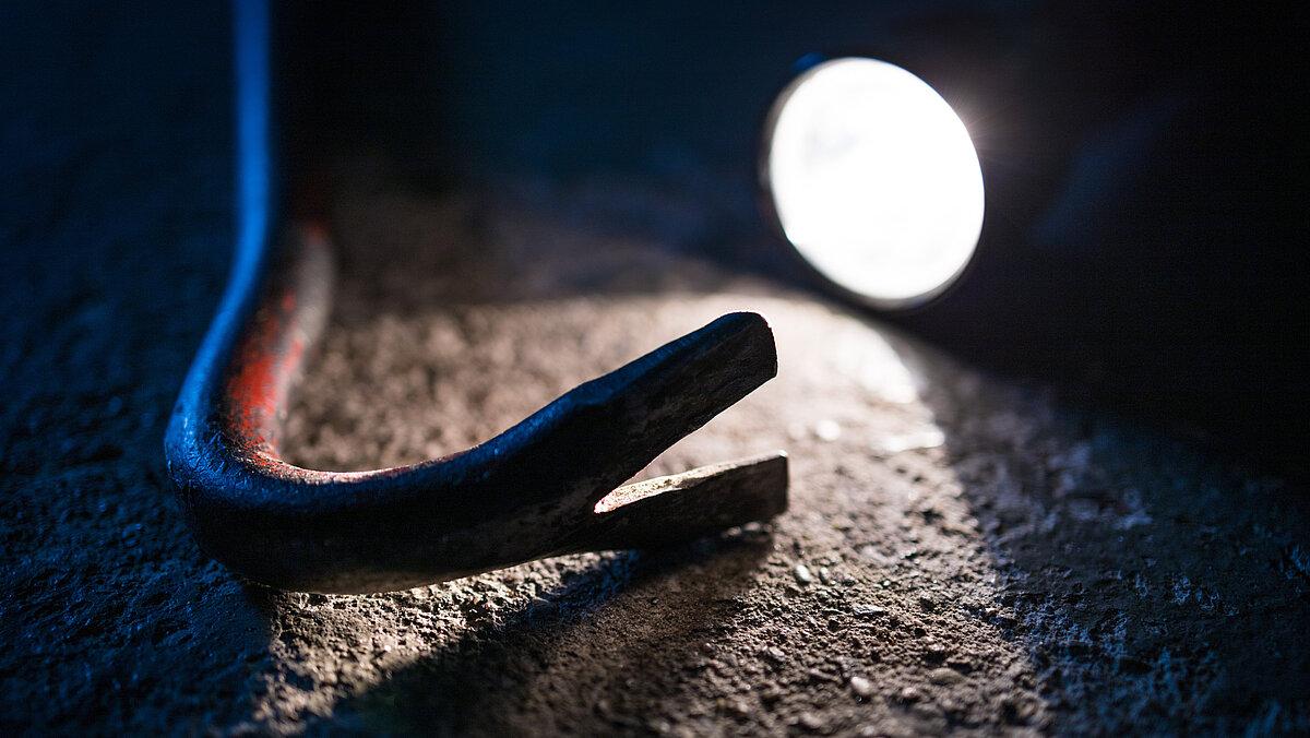 eine Brechstange im Licht einer Taschenlampe. © Adobe Stock