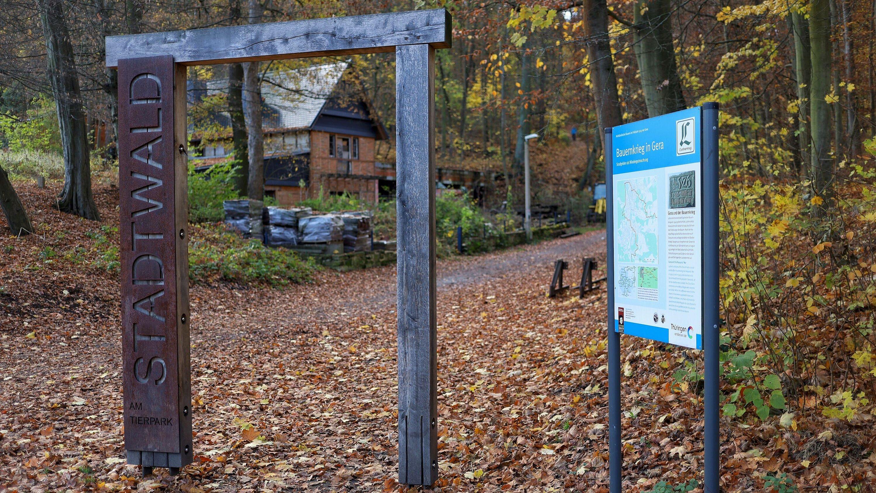 Stadtwaldtor und Lutherweg-Informationstafel im Wald. © Tim Christensen