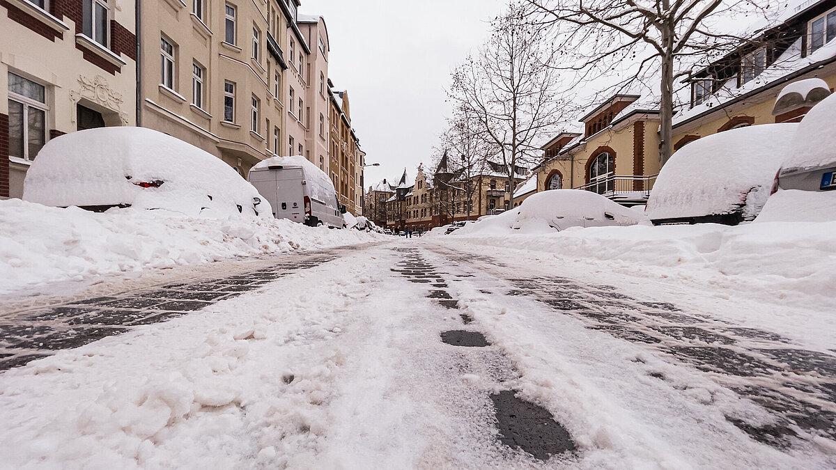 Eine frisch von Schnee beräumte Straße in Gera. © Stadt Gera