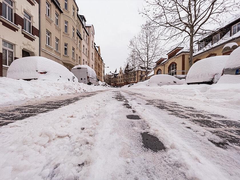 Eine frisch von Schnee beräumte Straße in Gera