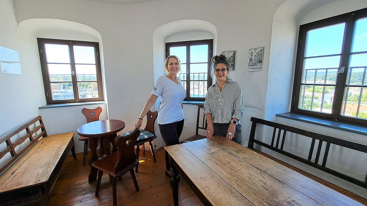Zwei Frauen in einem Zimmer des Rathausturms, in dem zwei Holztische und mehrere Stühle stehen. © Stadt Gera