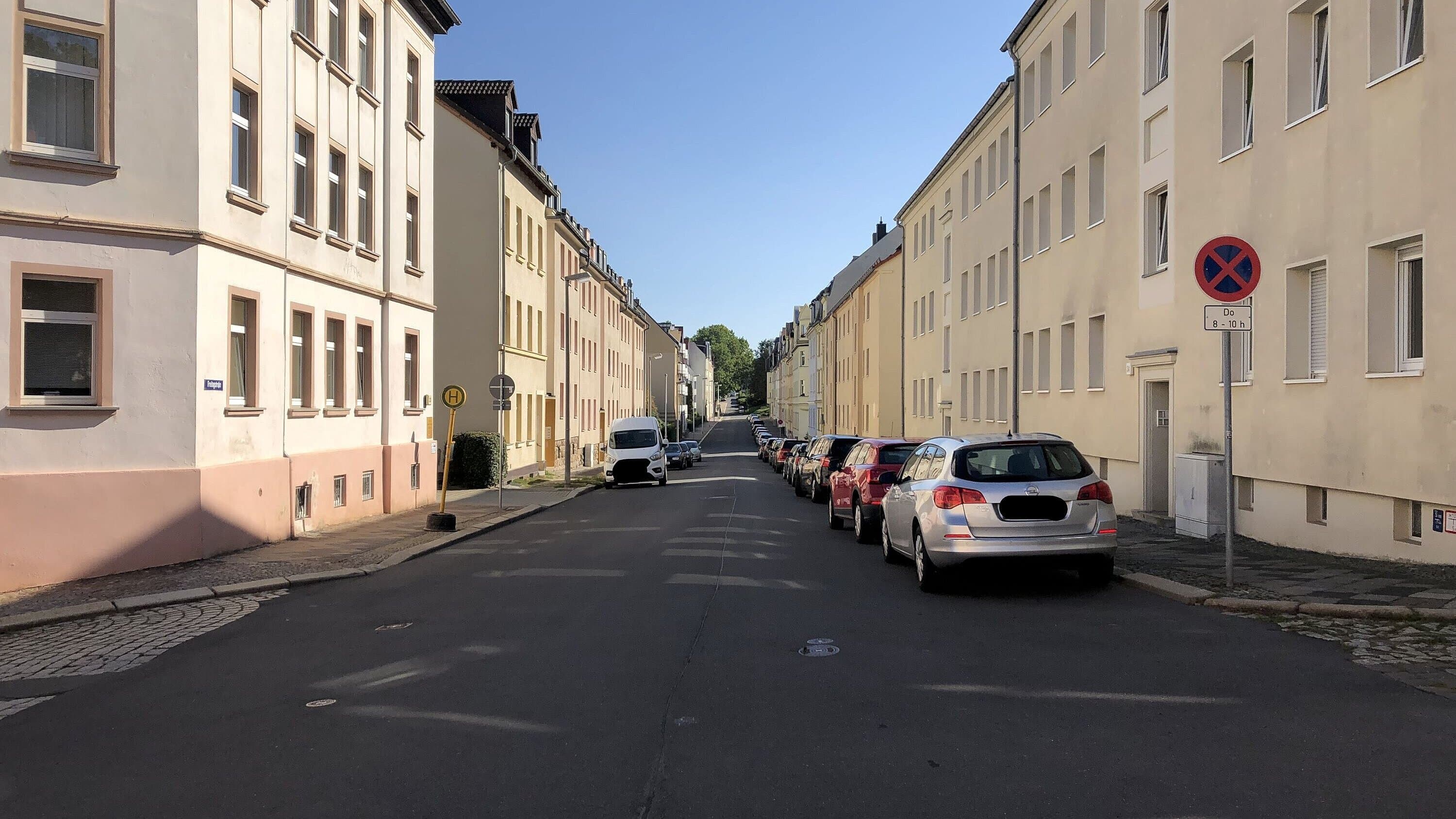 Blick in die Freitagstraße aus westlicher Richtung mit Häuserfronten und parkenden Autos. © Stadt Gera