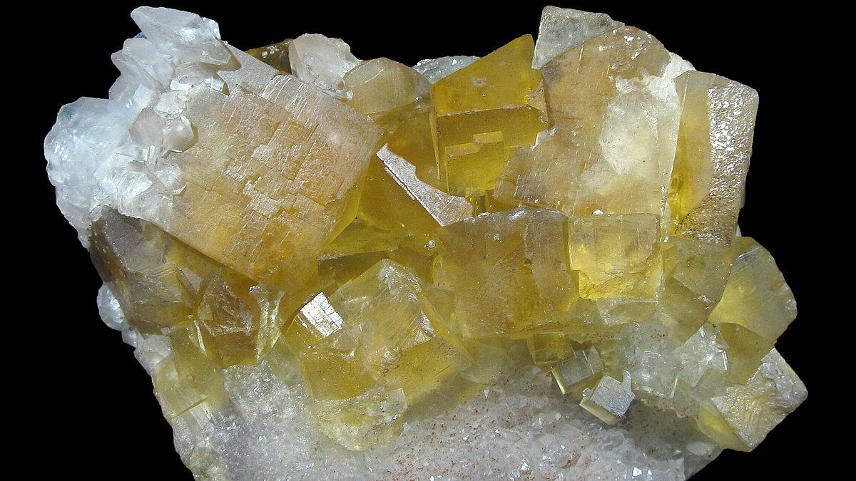 Gelbe Fluorit-Kristalle auf Quarz mit weißem Calcit aus Zobes, Vogtland, Sachsen