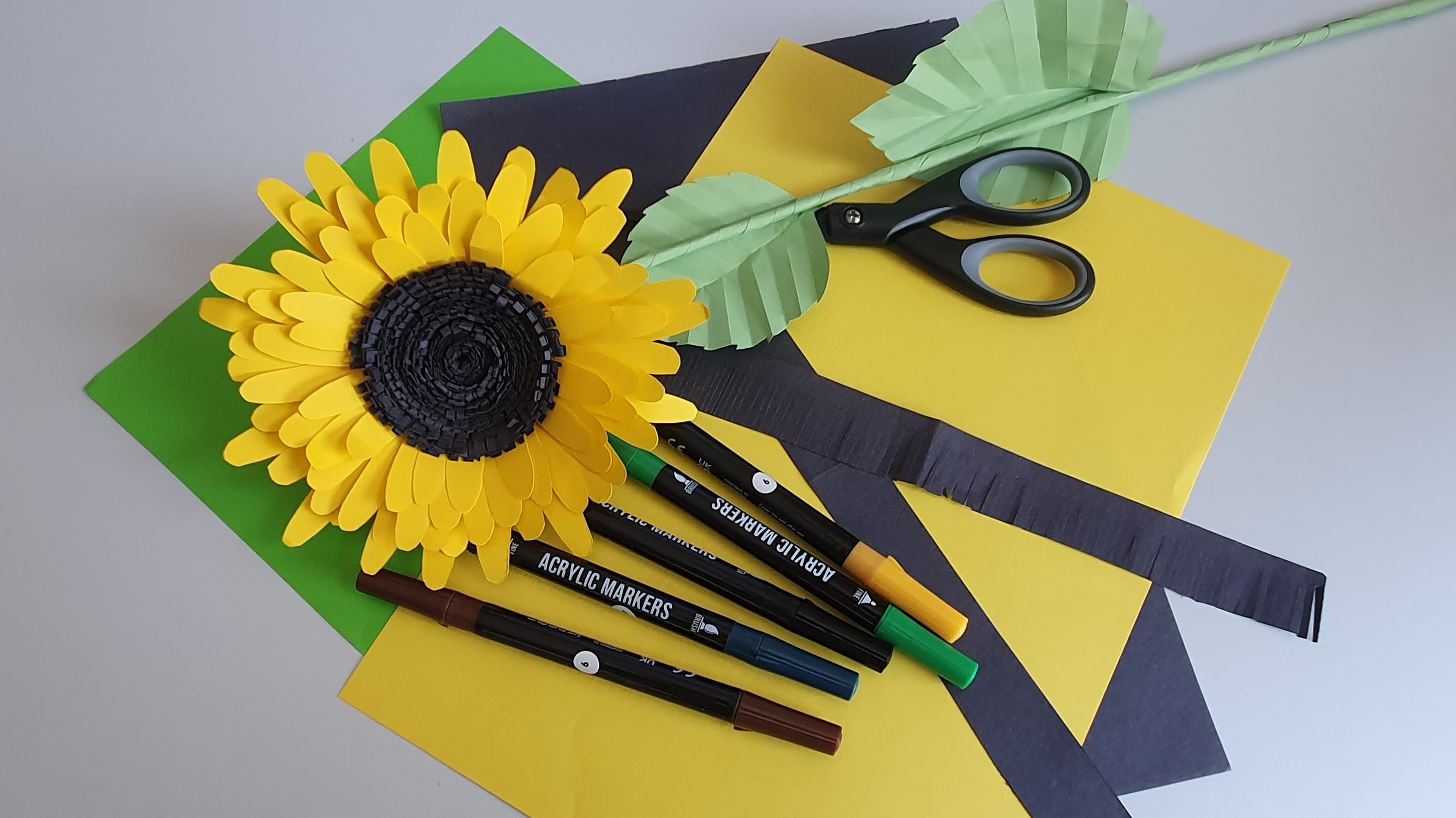 Papercraft - Sonnenblumen aus Papier. © Jana Müller