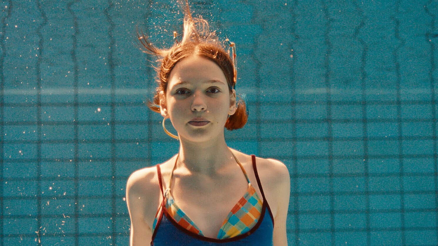 ein Mädchen im Schwimmbecken unter Wasser. © ©DeMensen
