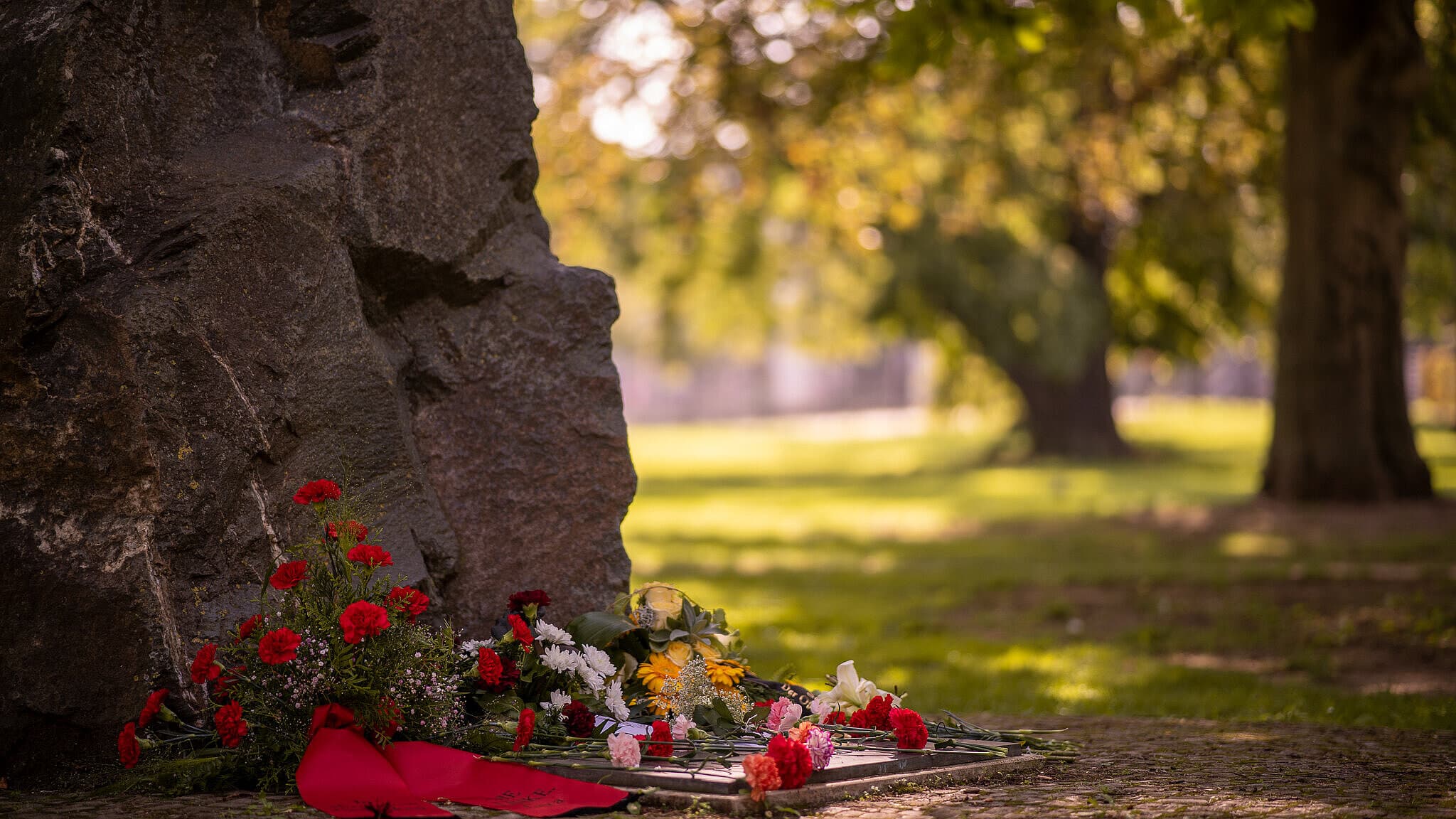 eine Gedenktafel mit Blumen geschmückt. © Stadt Gera