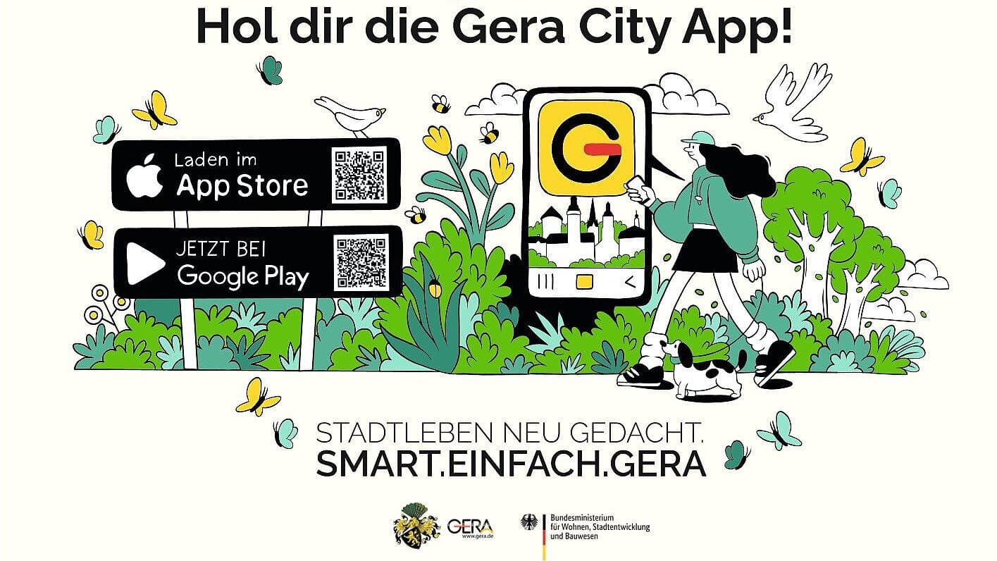 Eine weiblich gelesene Person läuft mit einen kleinen Hund an der Leine mit einem Handy in der Hand. Linke Seite ein Werbeschild mit QR-Codes für die Gera City App. © SMARTCity Gera