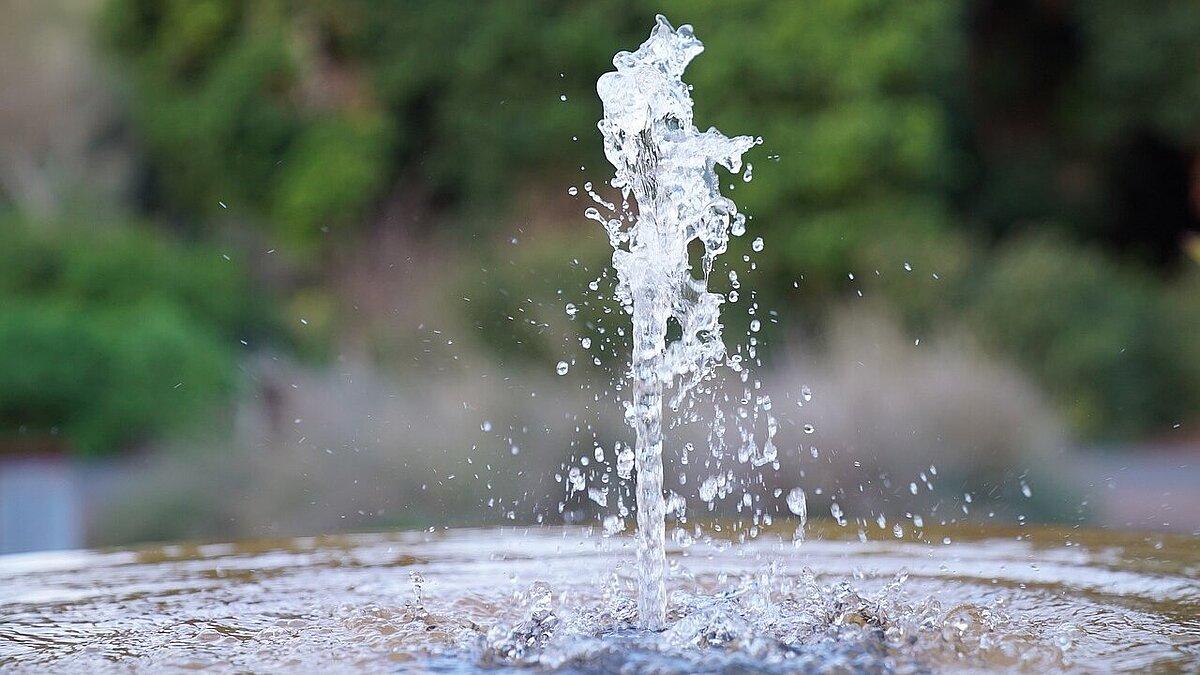 Eine kleine Wasserfontaine, die aus einem Trinkbrunnen kommt. © Pixabay