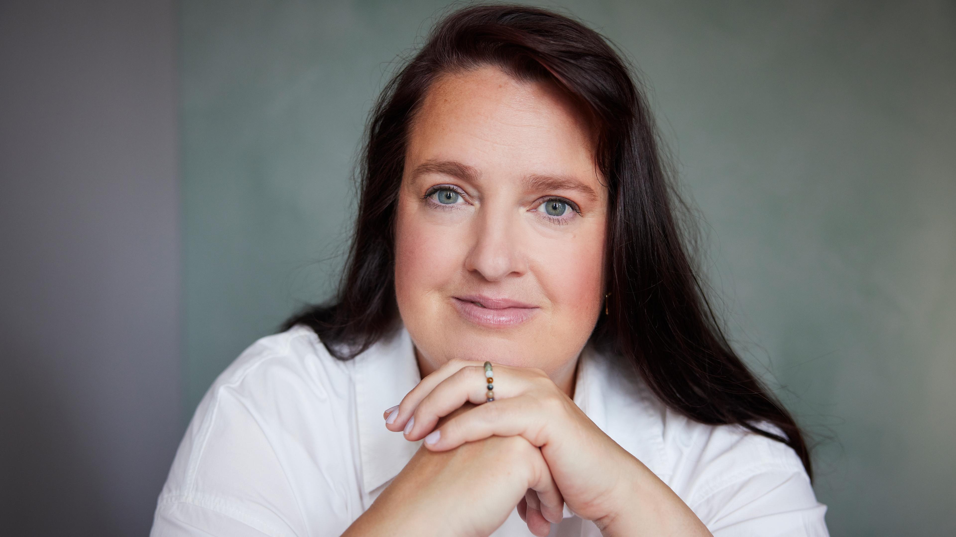 Bild einer Frau vor grauem Hintergrund. © Sonja Tobias