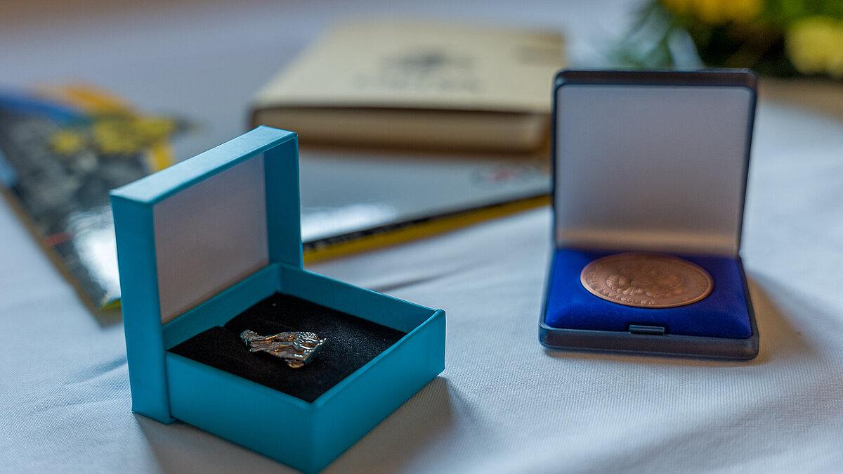 Zum Tag des Ehrenamts werden Medaillen und Urkunden an Ehrenamtliche verliehen.