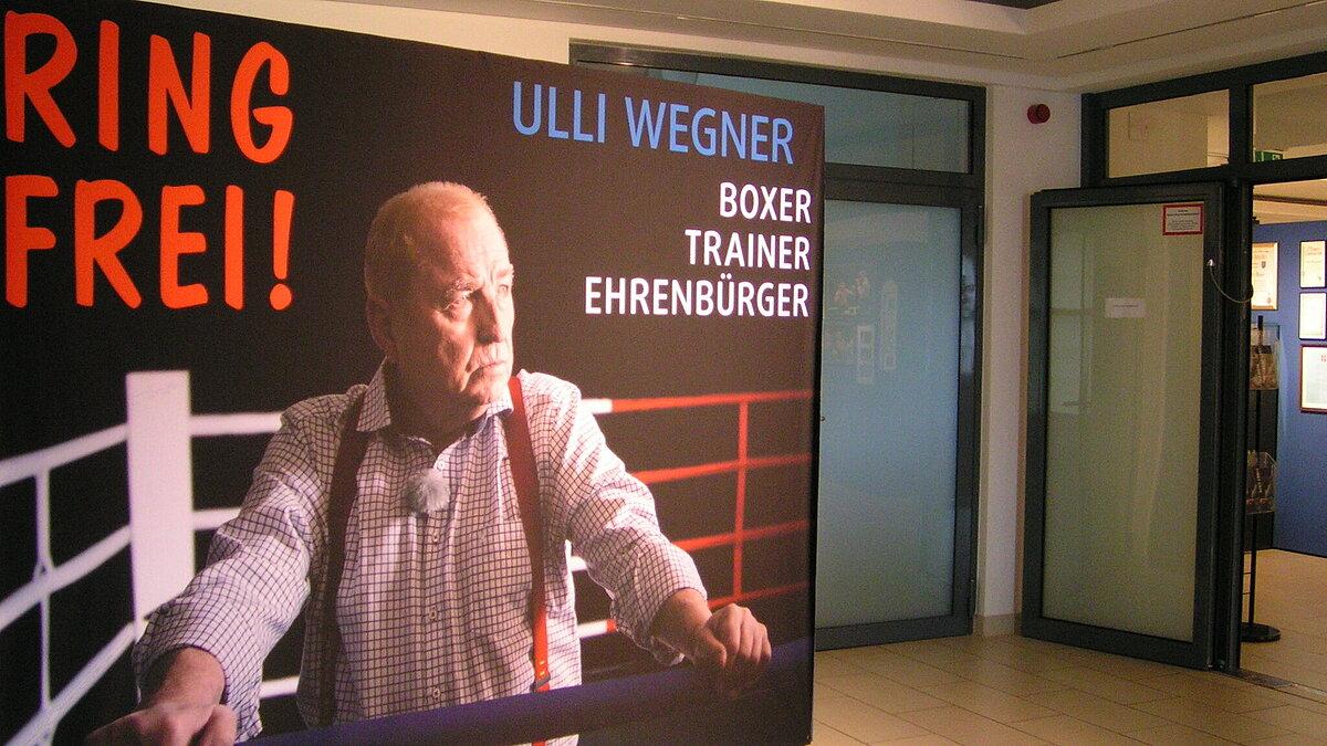 Blick in die Ausstellung - Eingangsbereich mit Großfoto von Ulli Wegner im Boxring