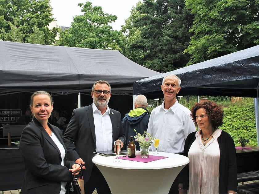 Petra Raßmann, Abteilungsleiterin Wirtschaftsförderung, und Oberbürgermeister Julian Vonarb gratulieren Olaf und Mandy Lüttig im Namen der Stadt zum 25. Firmenjubiläum (v.l.n.r.)