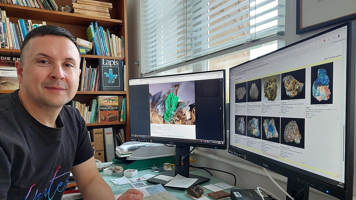 Museumsmitarbeiter Frank Hrouda vor einem Computer, auf dem Bilder von Mineralien zu sehen sind. © Stadt Gera