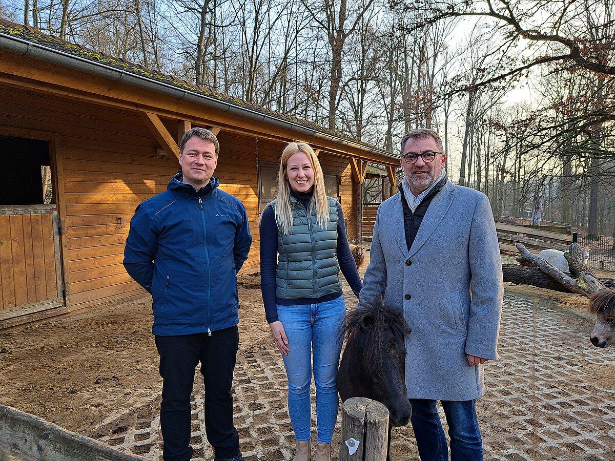 Oberbürgermeister Julian Vonarb und Umweltamtleiter Konrad Nickschick mit der neuen Tierparkchefin Michelle Machowinski an einem Tiergehege. © Stadt Gera