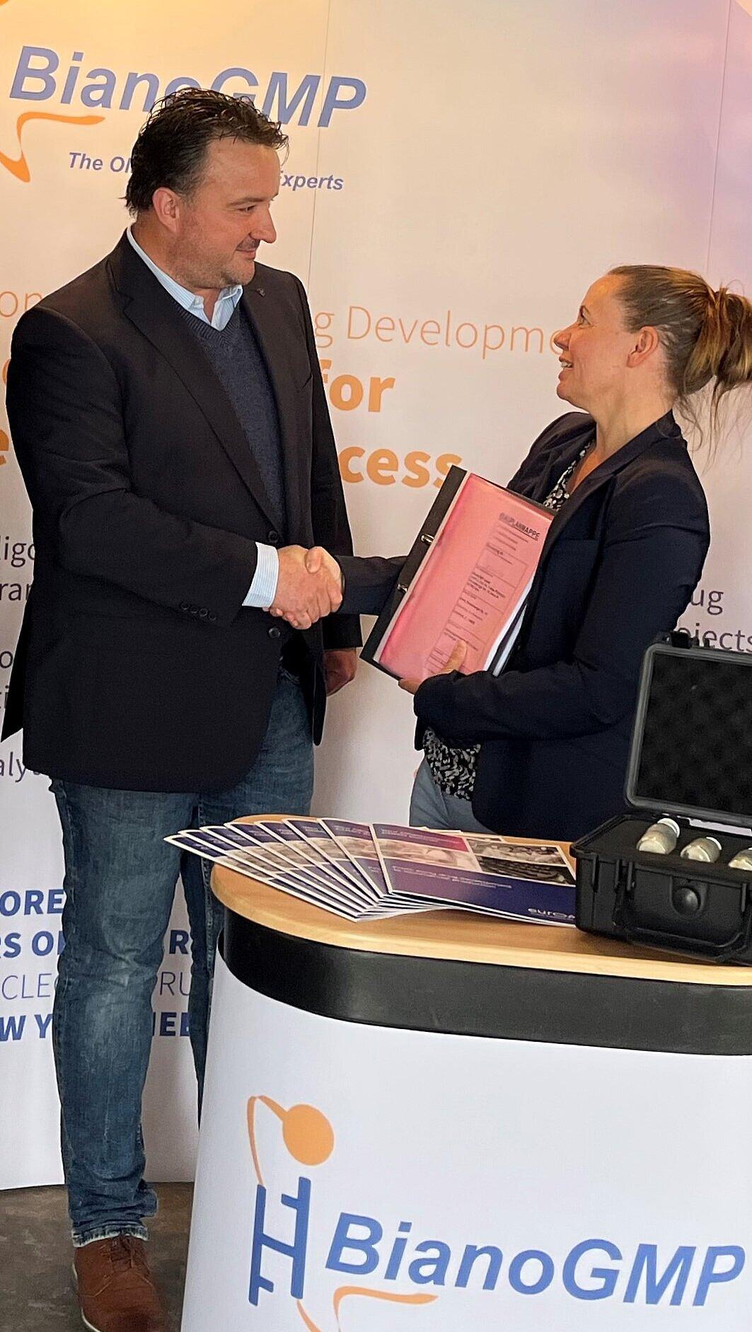 der Geschäftsführer Prof. Dr. Tobias Poehlmann schüttelt die Hand mit Petra Rassmann.