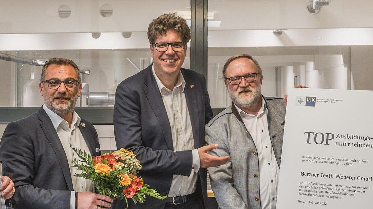 Oberbürgermeister Julian Vonarb (l.) gemeinsam mit Michael Kellner (PStS, m.) und Ralf Lechner, Geschäftsführer Getzner Textil Weberei GmbH (r.)