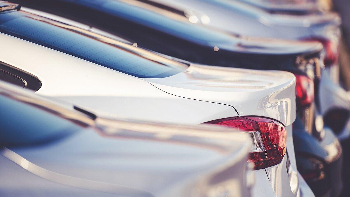 Autos, die in einer Reihe parken. © Tomasz Zajda - stock.adobe.com