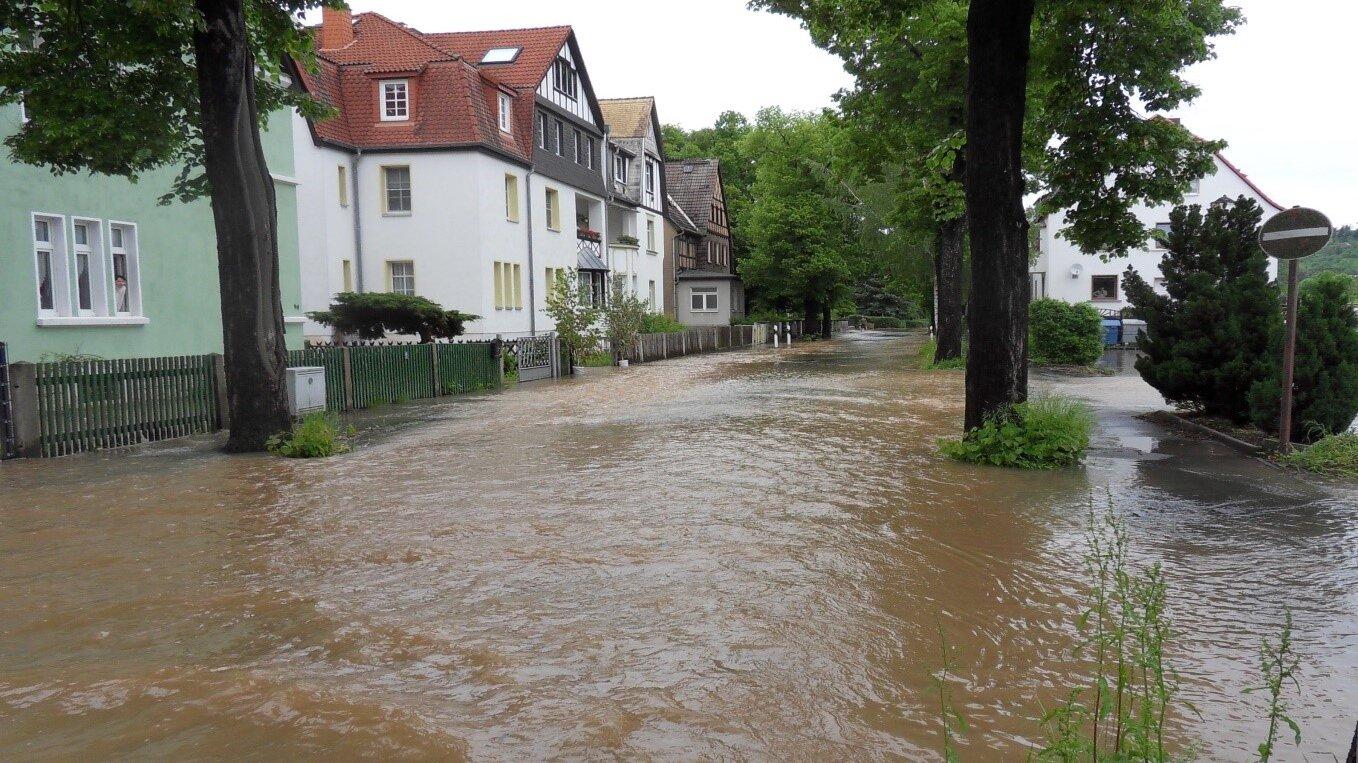 Hochwasser am 3. Juni 2013 - Die Auenstraße steht unter Wasser. © Ortsteilrat