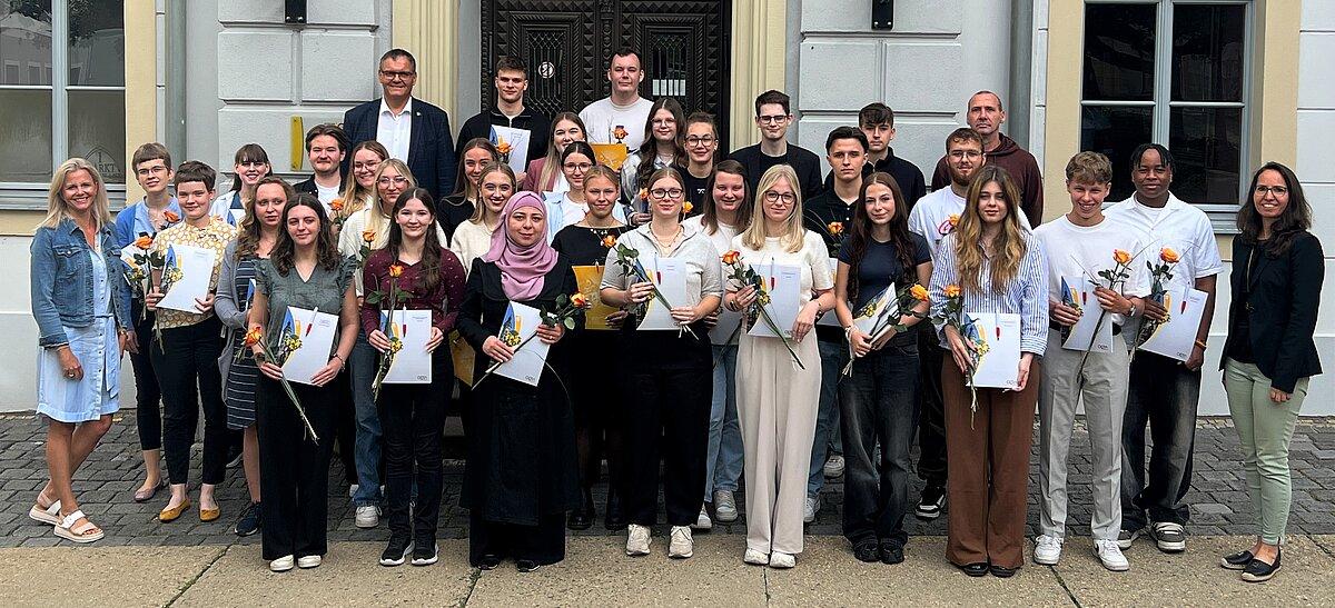 große Gruppe Azubis und Absolventen mit OB vor dem Rathaus stehend. © Stadt Gera