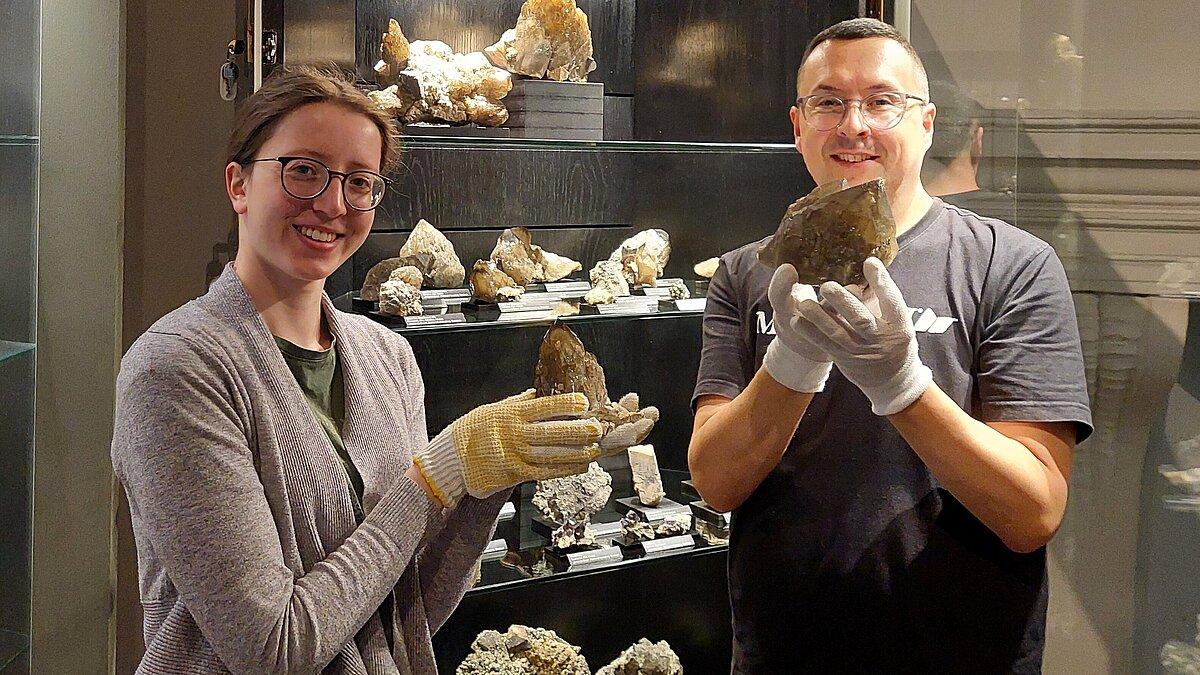 Clara Steiner und Frank Hrouda beim Gestalten der neuen Ausstellungsvitrine mit den Mineralien des Jahrhundert-Funds aus dem Steinbruch Henneberg.. © Stadt Gera