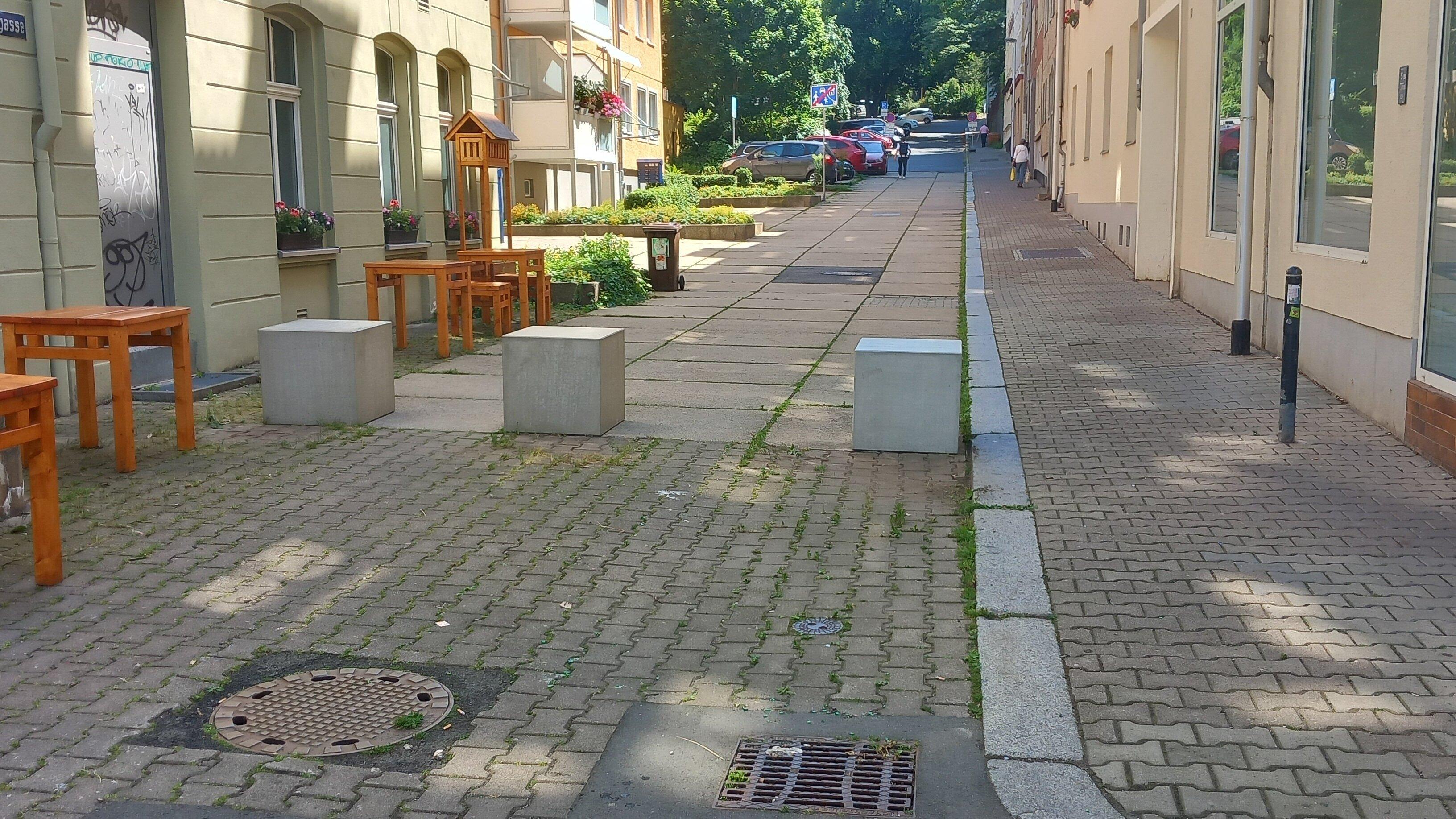 Drei Betonquader, die in einer Gasse auf der Straße stehen. © Stadt Gera