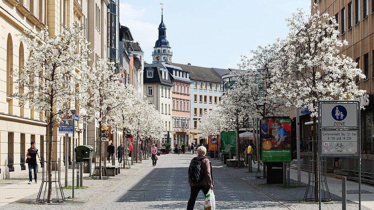 Belebte Einkaufsstraße im Frühling. © Stadt Gera