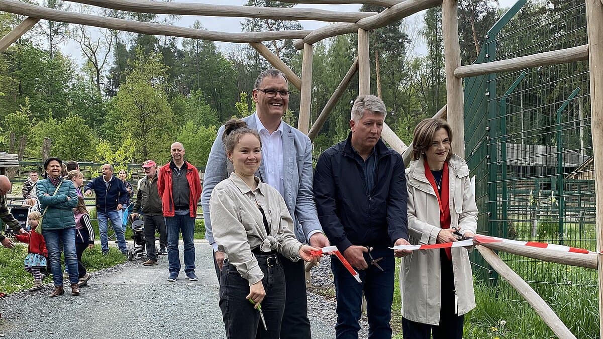 Franka Gottschald (Ideengeberin), Kurt Dannenberg (Oberbürgermeister), Thomas Lenk (Bürgermeister), Elisabeth Kaiser (MdB) schneiden ein Band am Eingang des Klimagartens durch. © Stadtverwaltung Gera