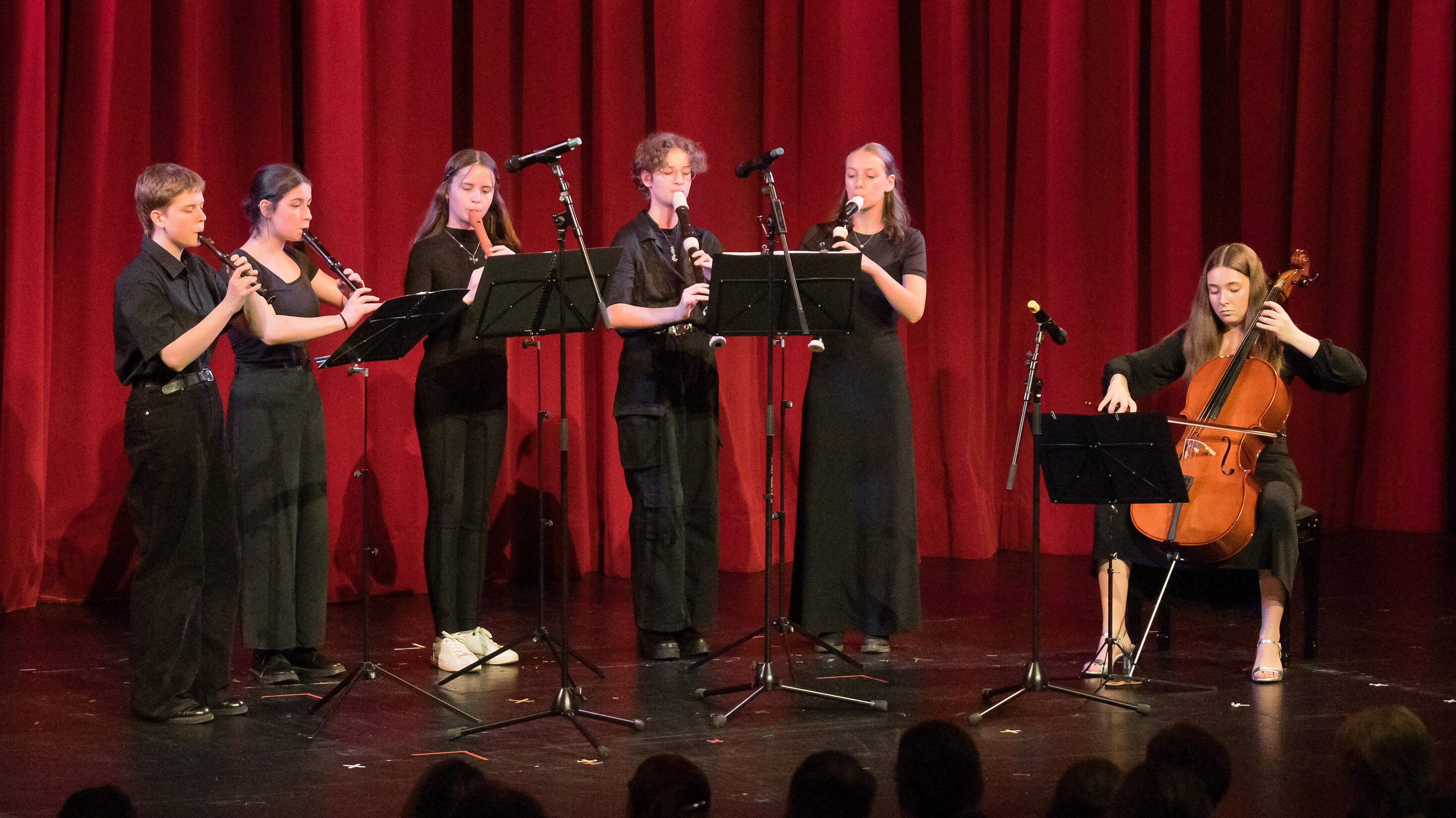 Schüler einer Musikschule führen etwas auf. © Steffen Spitzner