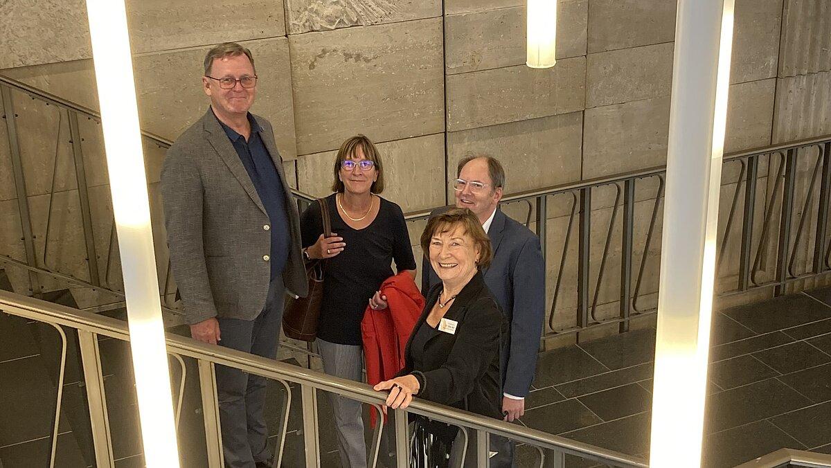 Thüringens Ministerpräsident Bodo Ramelow, Bettina Riehl von der Sparkassen-Kulturstiftung Hessen-Thüringen mit Biennale-Projektleiterin Dr. Gitta Heil mit Geras Kulturamtsleiter Felix Eckerle zur Eröffnung der Höhler Biennale. © Stadt Gera