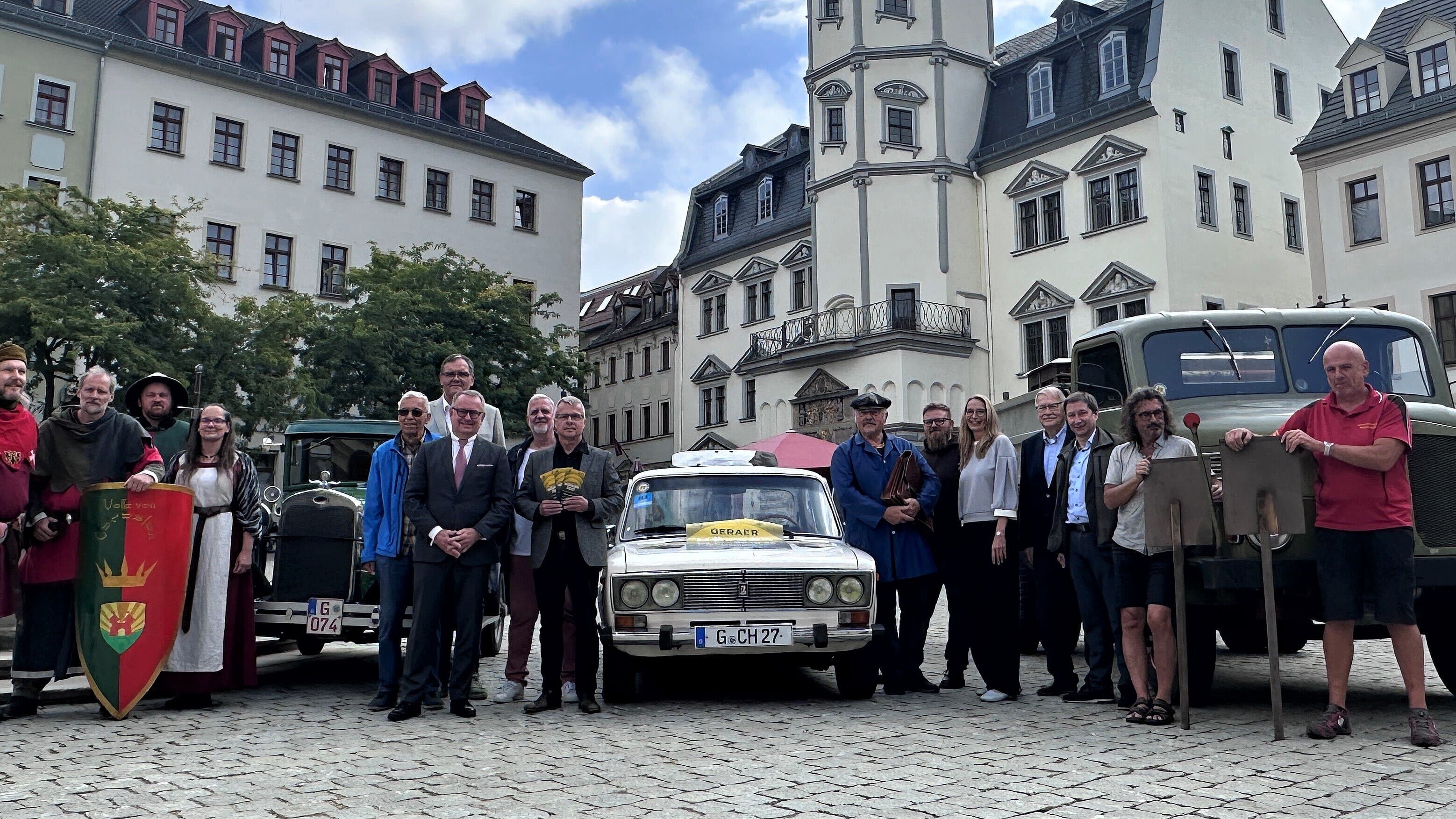 Beteiligte auf dem Marktplatz neben Oldtimern. © Stadt Gera