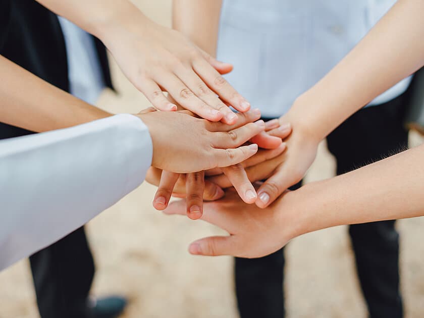 mehrere Hände liegen übereinander. © Adobestock