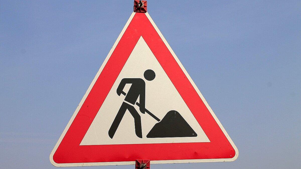 Ein Baustellenstraßenschild vor blauem Himmel. © Pixabay